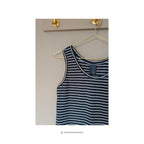 Adela top - Navy strib - close up, set forfra - en blød klassiker hos Et Sanset Univers