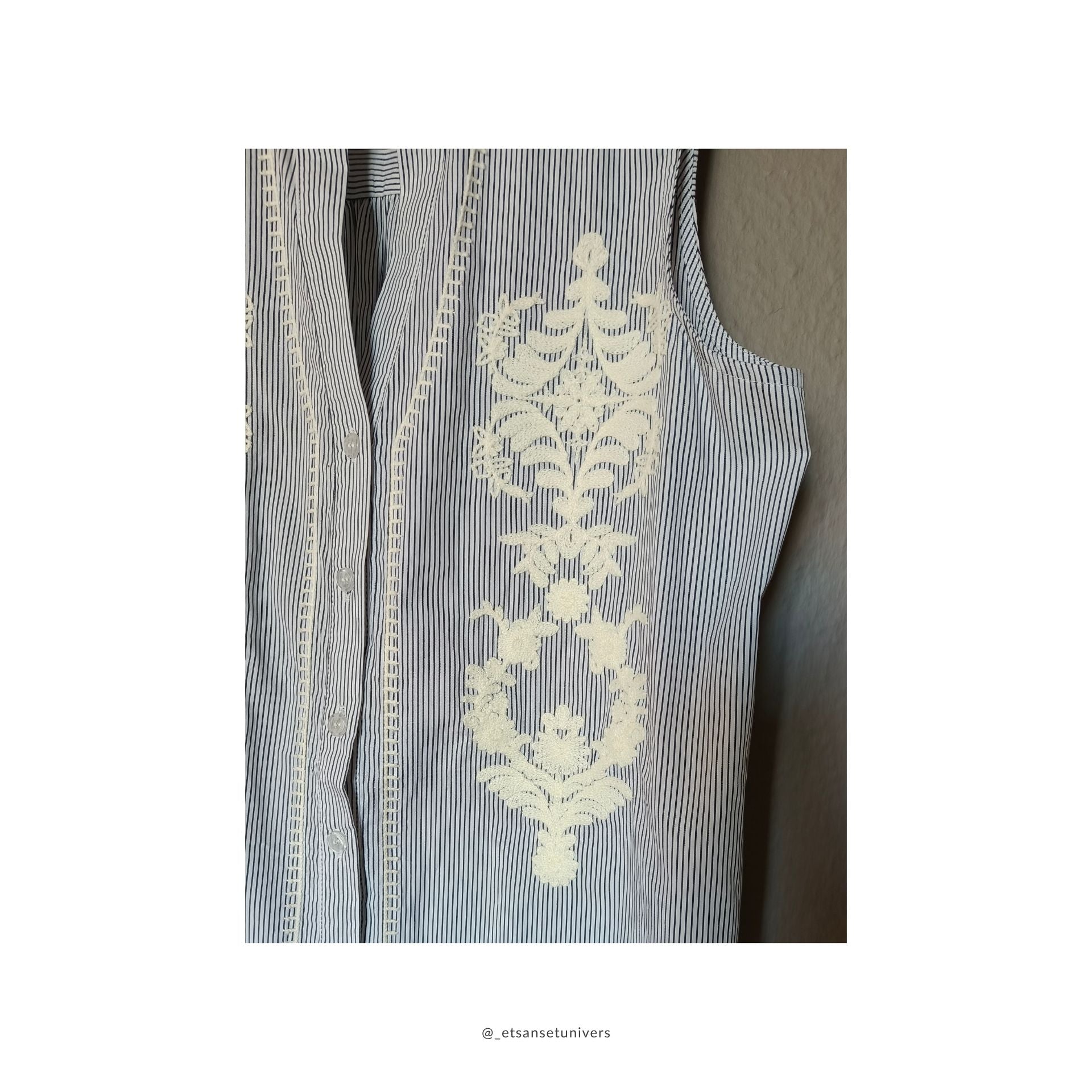 Aleksandrine 100% bomuld vest med broderi i creme hvid og sorte striber, med knapper og flæse krave - set close up af broderi udsmykning forfra - hos et sanset univers