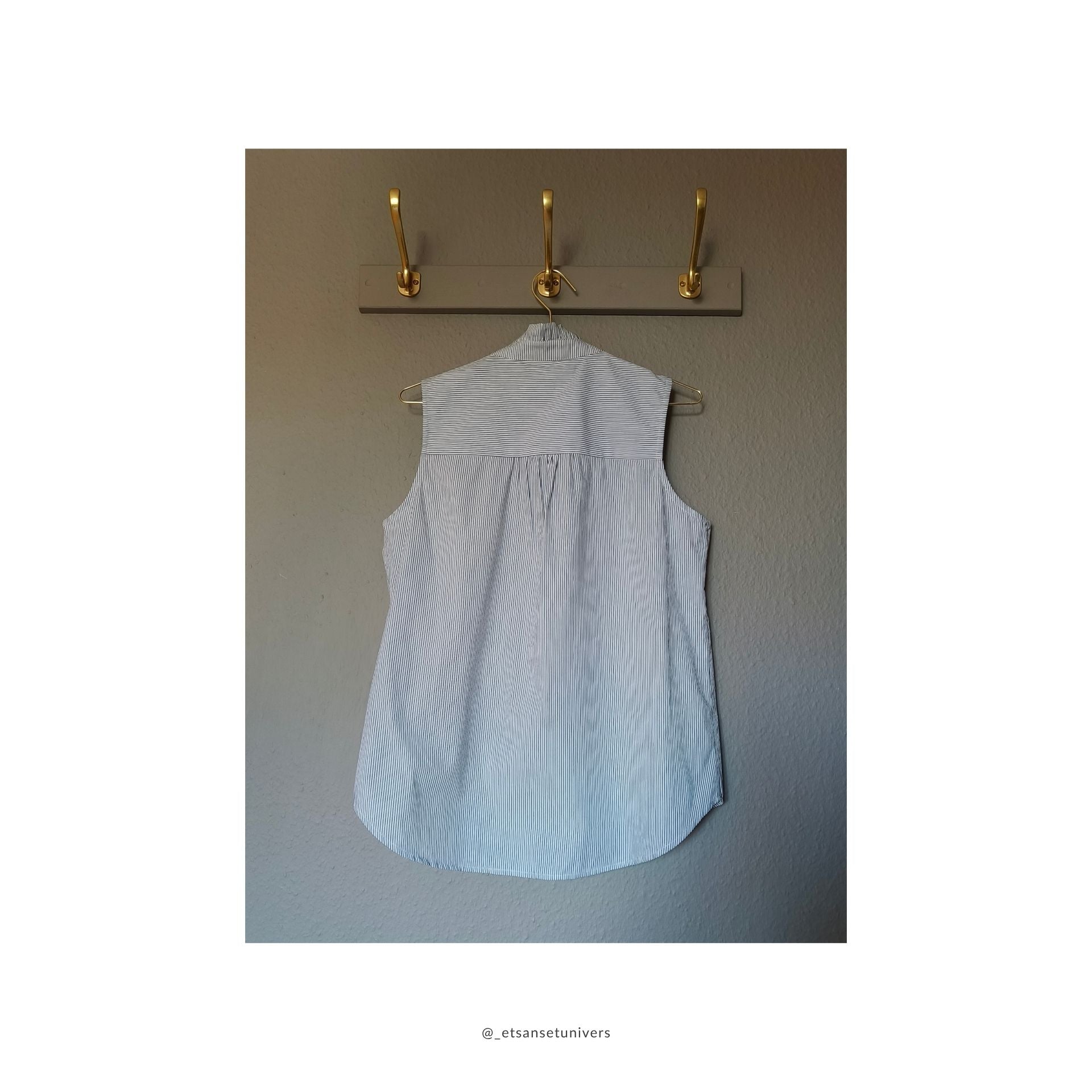 Aleksandrine 100% bomuld vest med broderi i creme hvid og sorte striber, med knapper og flæse krave - set bagfra med rynk på ryggen - hos et sanset univers