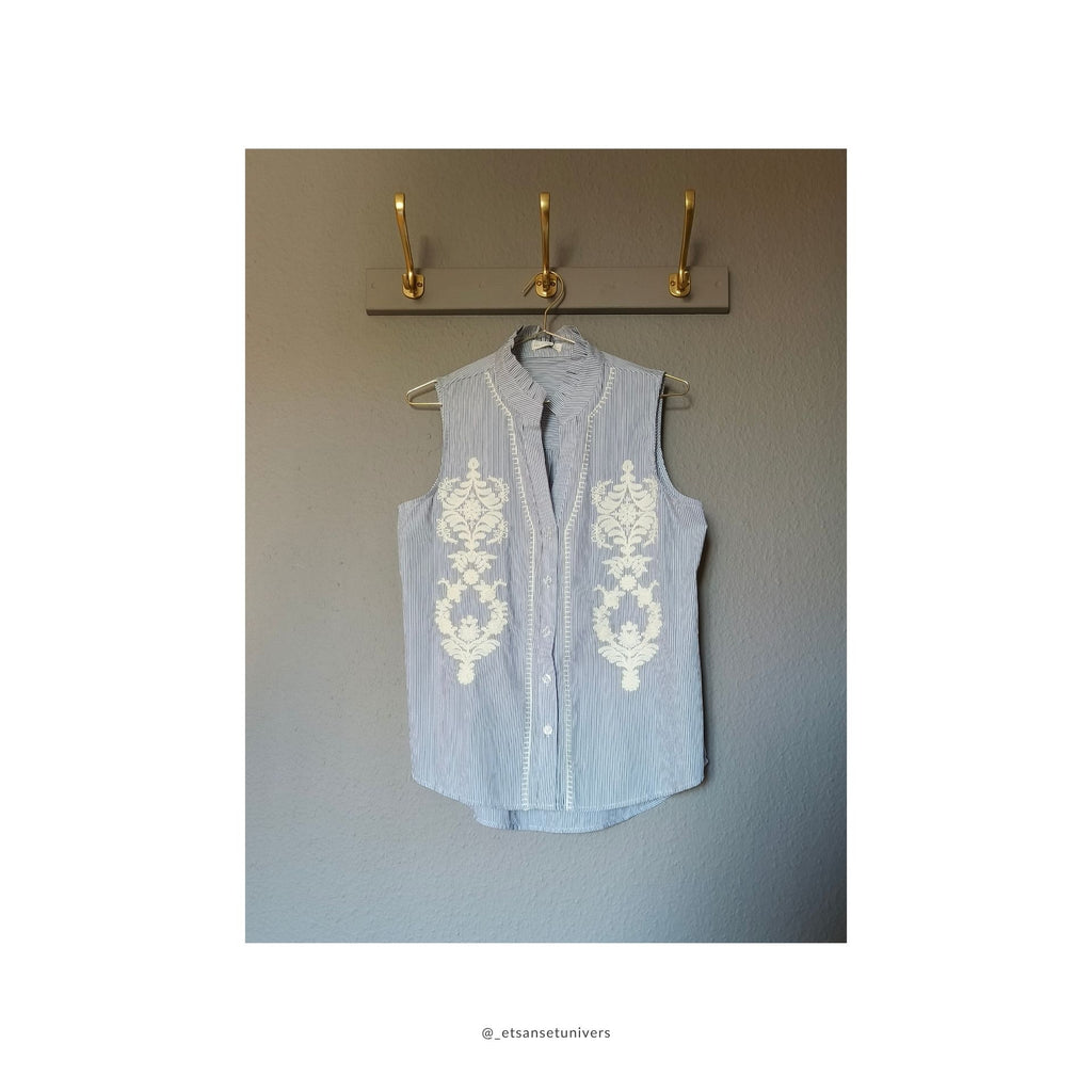 Aleksandrine 100% bomuld vest med broderi i creme hvid og sorte striber, med knapper og flæse krave - set forfra - hos et sanset univers