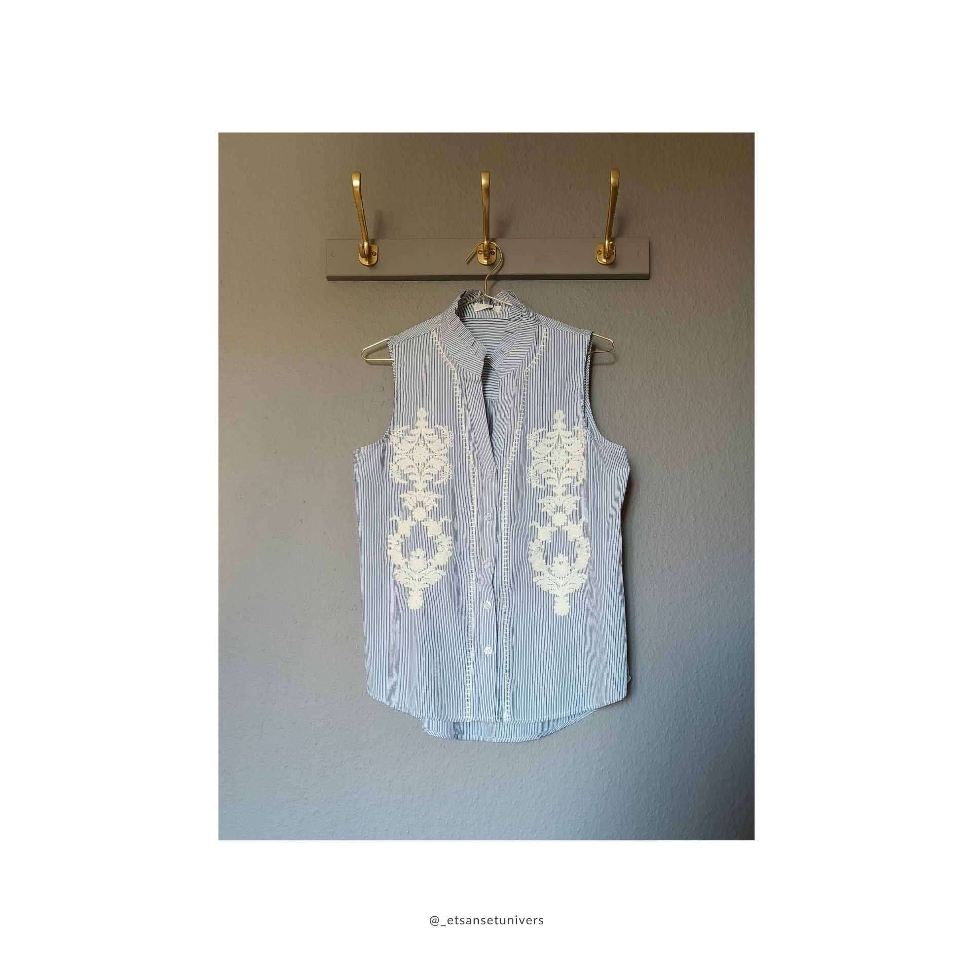Aleksandrine 100% bomuld vest med broderi i creme hvid og sorte striber, med knapper og flæse krave - set forfra - hos et sanset univers