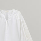 Blonde bluse i hvid bomuld – close up neck - Et Sanset Univers