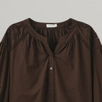Blonde bluse i mørkebrun bomuld – close up neck - Et Sanset Univers
