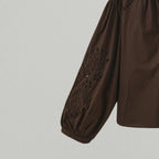 Blonde bluse i mørkebrun bomuld – close up ærme - Et Sanset Univers