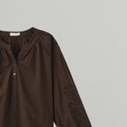 Blonde bluse i mørkebrun bomuld – close up neck 2 - Et Sanset Univers