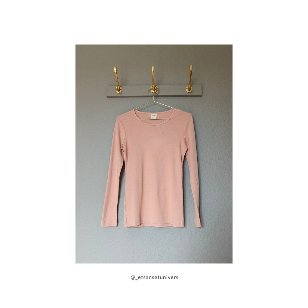 Langærmet OEKO-TEX® bomuldsbluse i blid rosa – på bøjle IRL - Et Sanset Univers