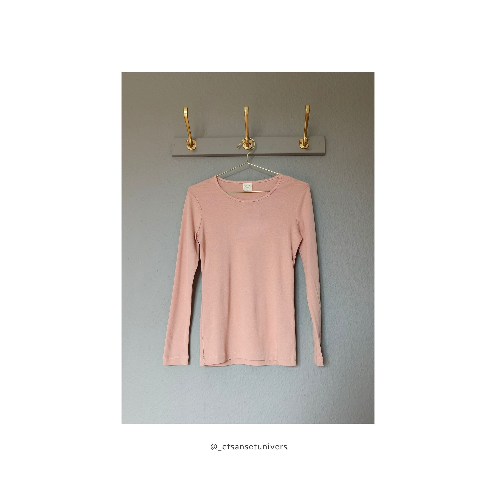 Langærmet OEKO-TEX® bomuldsbluse i blid rosa – på bøjle IRL - Et Sanset Univers