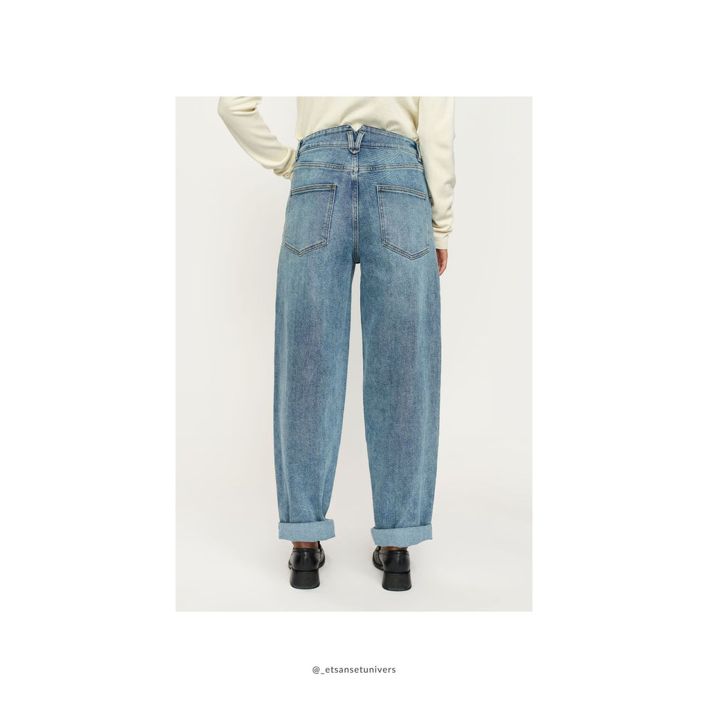 Caja Jeans Light Denim Blue Denim - økologisk bomuld - GOTS - set bagfra - i Et Sanset Univers