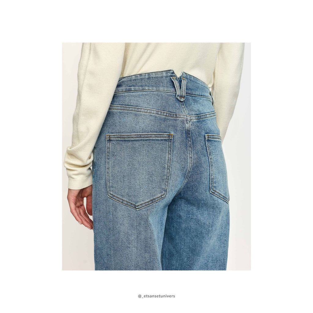 Caja Jeans Light Denim Blue Denim - økologisk bomuld - GOTS - set bagfra close up på model - i Et Sanset Univers