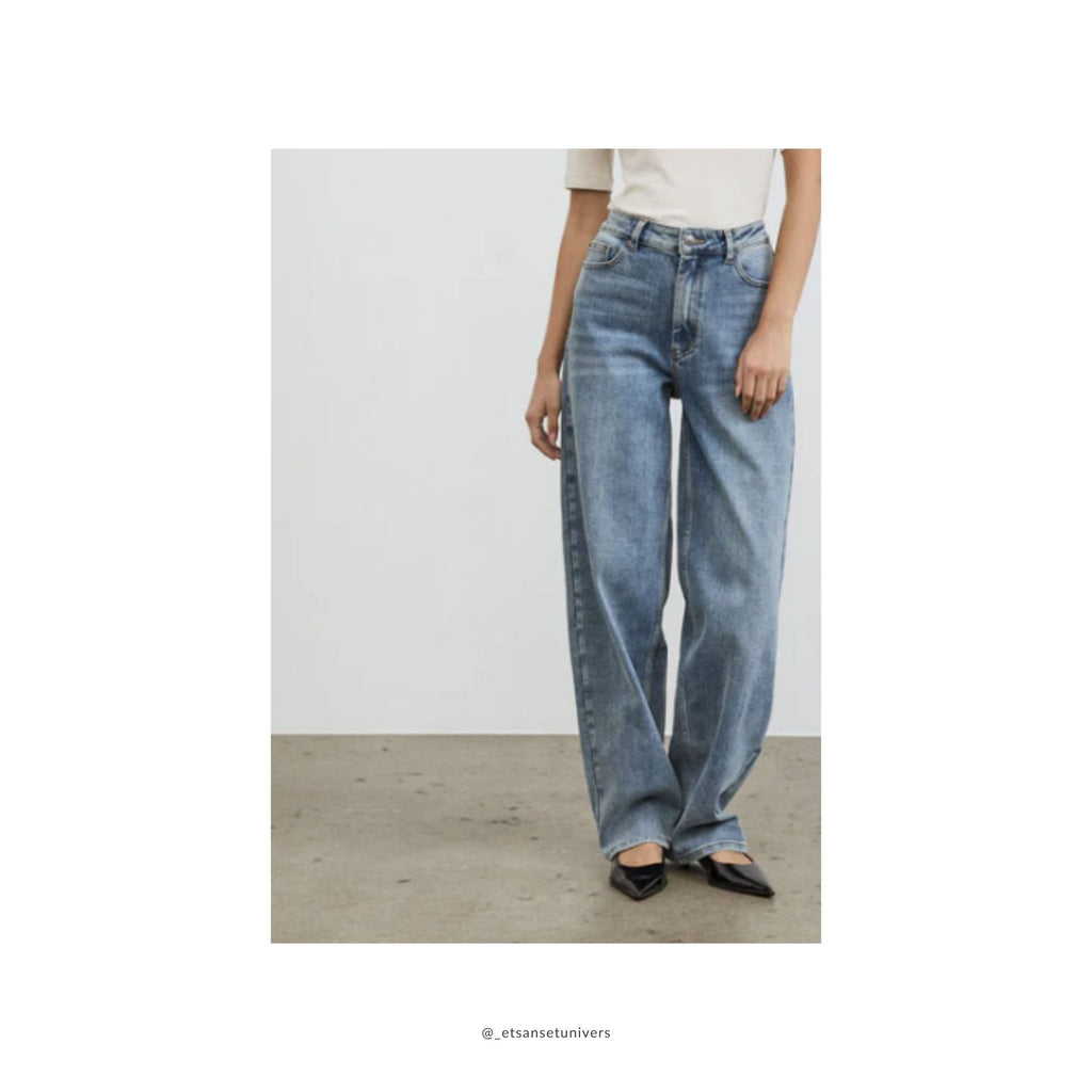Caja Jeans Light Denim Blue Denim - økologisk bomuld - GOTS - set forfra på model - hos Et Sanset Univers