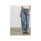 Caja Jeans Light Denim Blue Denim - økologisk bomuld - GOTS - set forfra på model - hos Et Sanset Univers