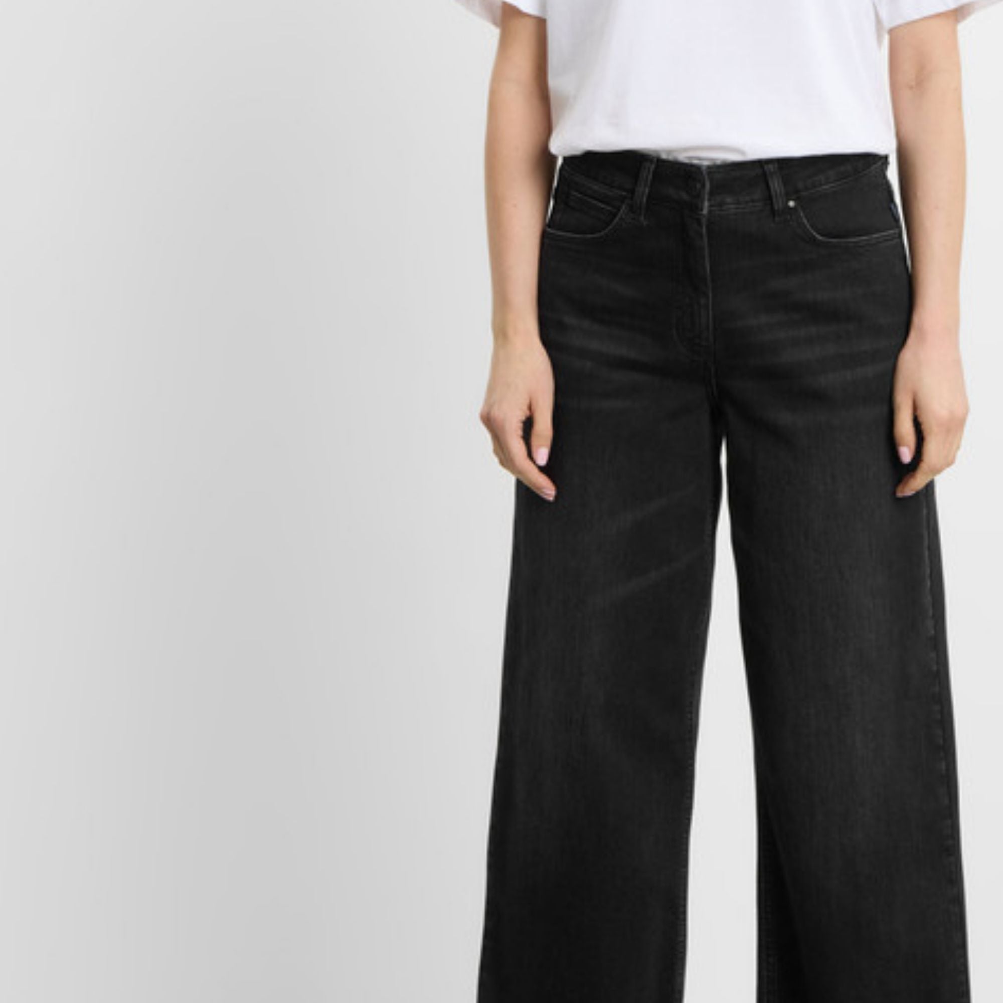 Løse denim bukser i washed black OEKO-TEX® bomuld – styling forslag close up - Et Sanset Univers