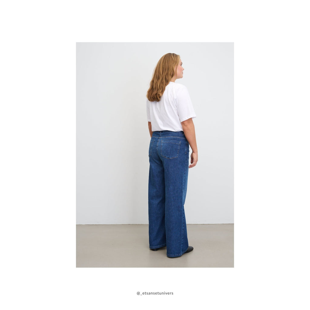 Carol Loose - Medium længde bukser - Washed Blue Denim bukser - OEKO-TEX økologisk bomuld - set fra siden - et sanset univers