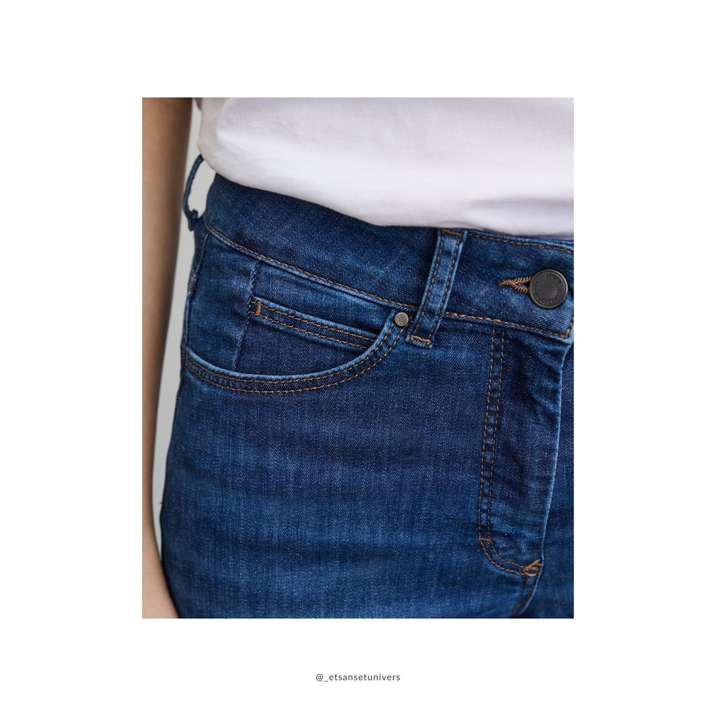 Carol Loose - Medium længde bukser - Washed Blue Denim bukser - OEKO-TEX økologisk bomuld - set close up forfra - et sanset univers