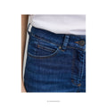 Carol Loose - Medium længde bukser - Washed Blue Denim bukser - OEKO-TEX økologisk bomuld - set close up forfra - et sanset univers