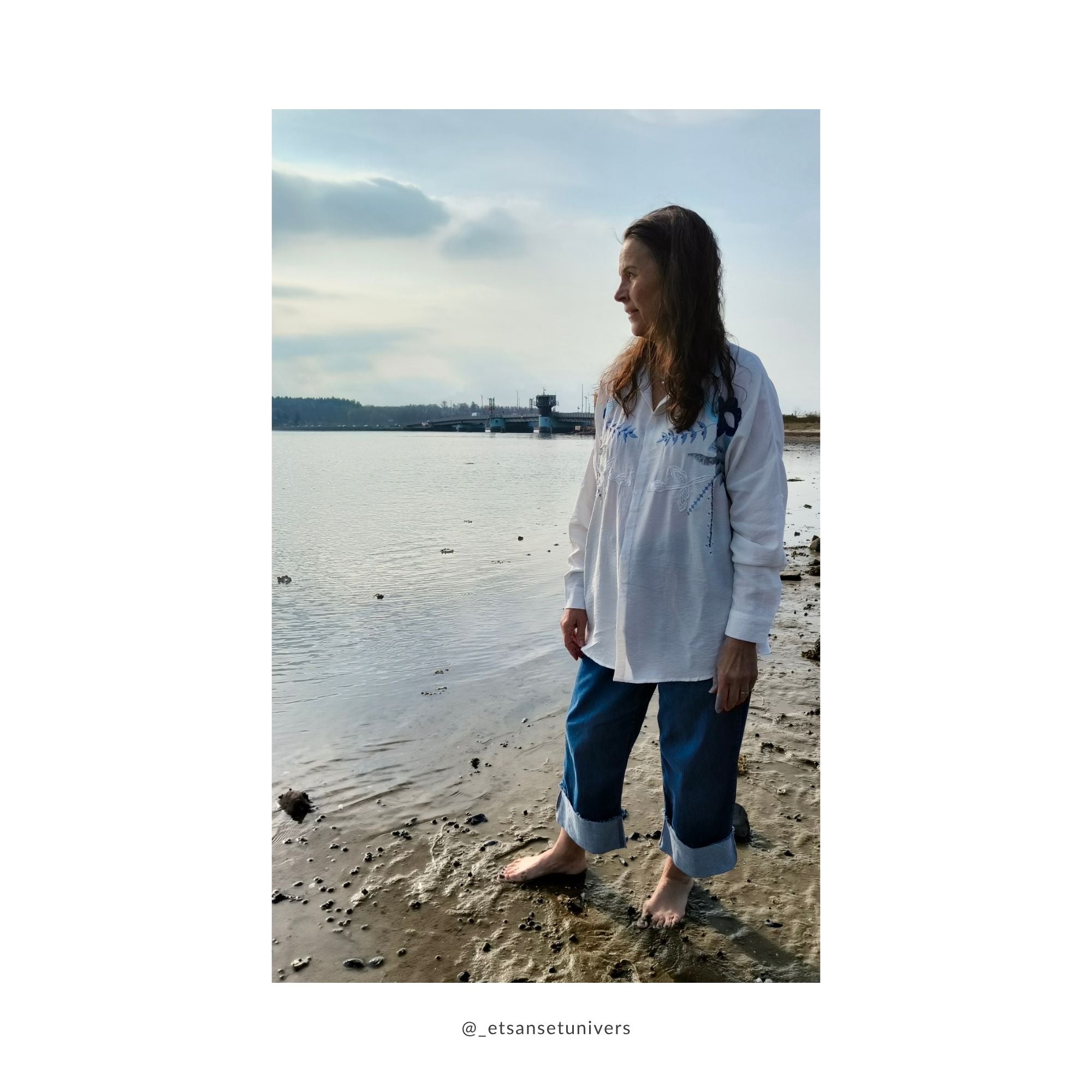 Cropped denim bukser med OEKO-TEX® bomuld og opsmøg/opslag – Helle i hvid skjorte med broderi og de cropped denim bukser ved Frederiksbro ved Roskilde fjord i Frederikssund - Et Sanset Univers
