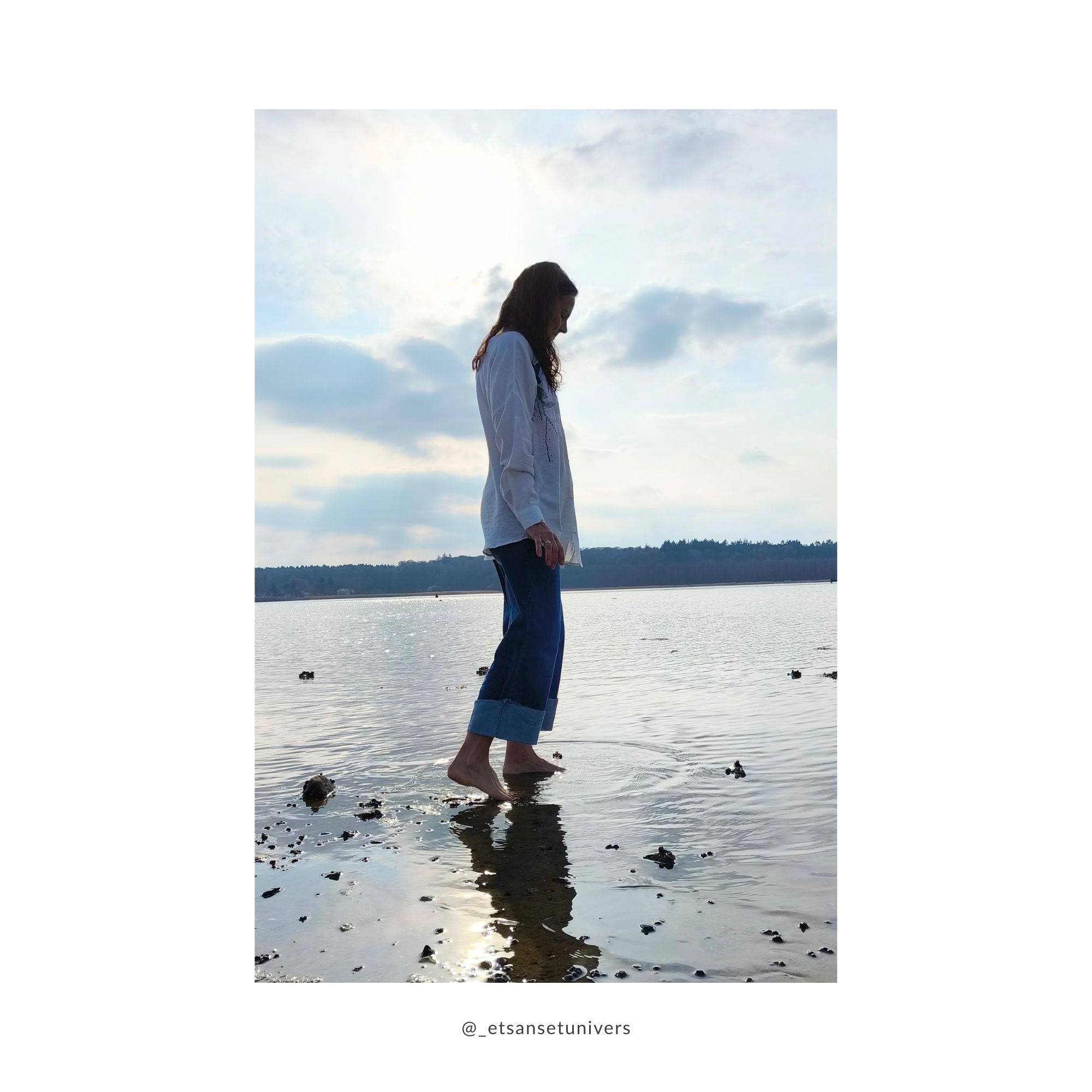 Cropped denim bukser med OEKO-TEX® bomuld og opsmøg/opslag – Helle  med fødderne i vand i hvid skjorte med broderi og de cropped denim bukser ved Frederiksbro ved Roskilde fjord i Frederikssund - Et Sanset Univers
