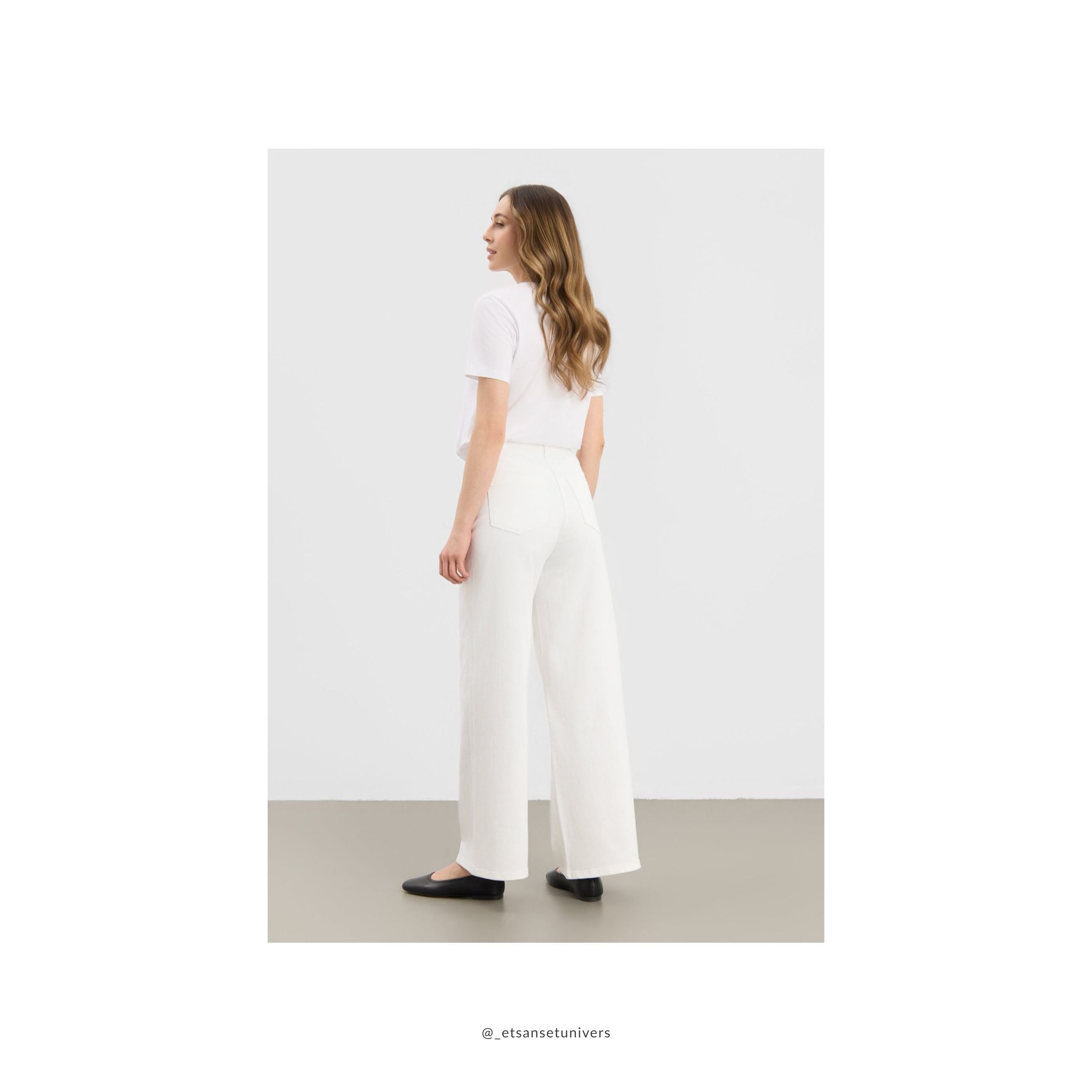 Carol Loose - Medium Length - White Denim jeans - OEKO-TEX økologisk bomuld - set bagfra - et sanset univers