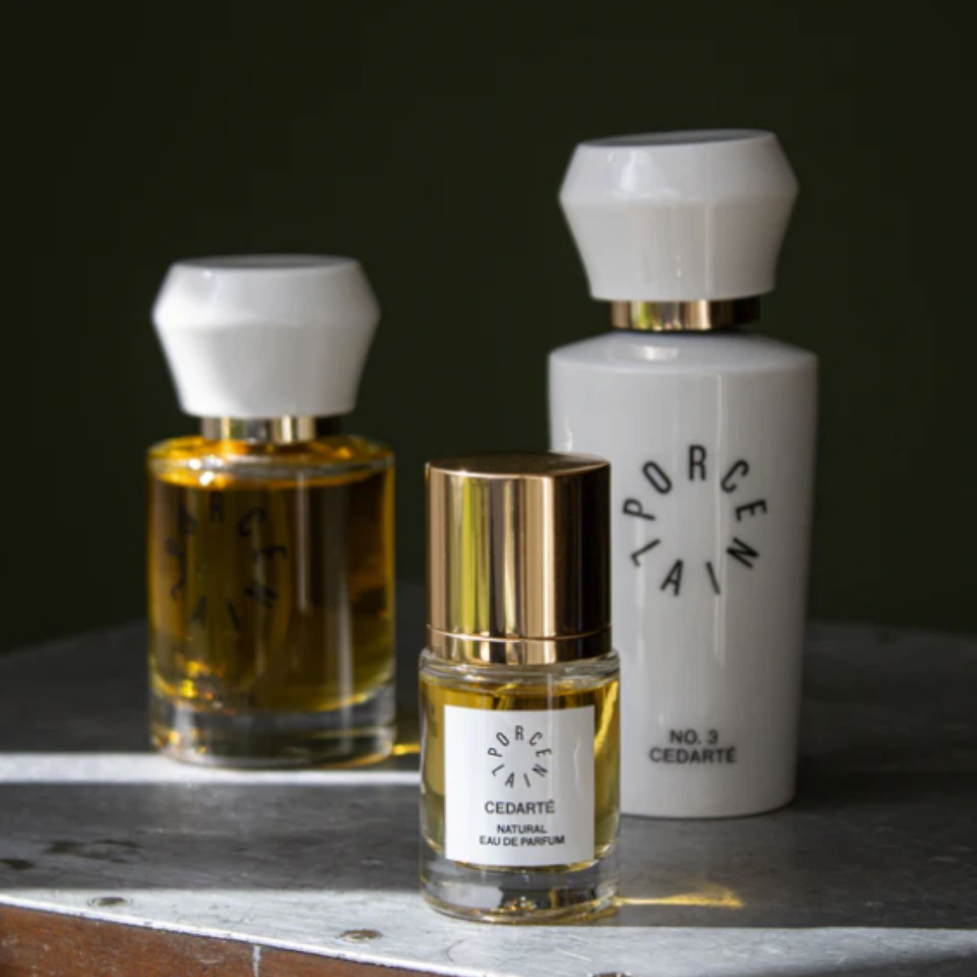PORCELAIN Cedarté No. 3 – naturlig parfume Cedarté vist i tre størrelser med noter af cedertræ og orris butter – Et Sanset Univers