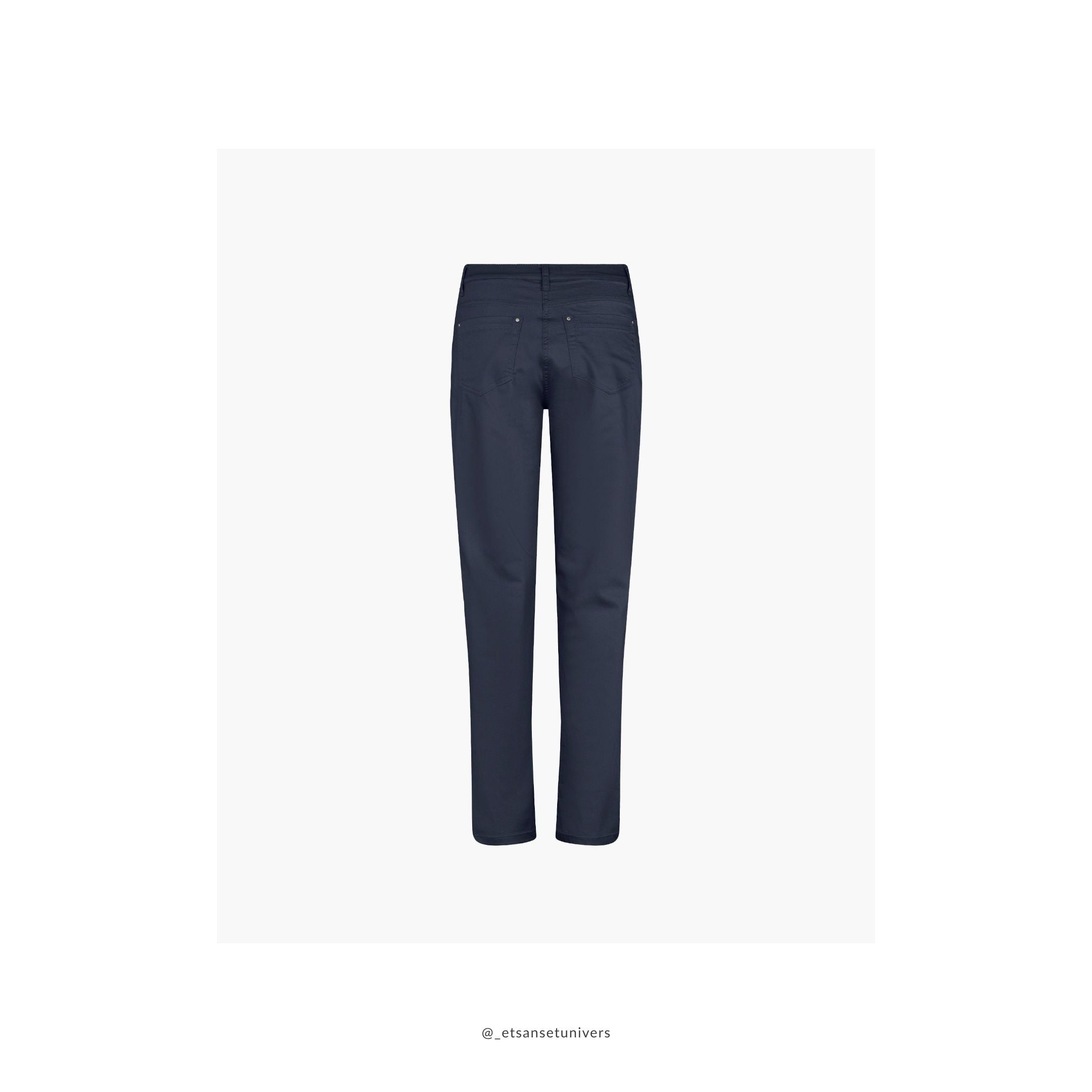 Charlotte Regular - Medium Længde - Midnatsblå - navy blue - OEKO-TEX økologisk bomuld - set bagfra - et sanset univers