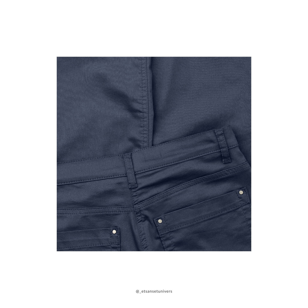 Charlotte Regular - Medium Længde - Midnatsblå - navy blue - OEKO-TEX økologisk bomuld - set close up linning og baglommer, samt bukseben - et sanset univers