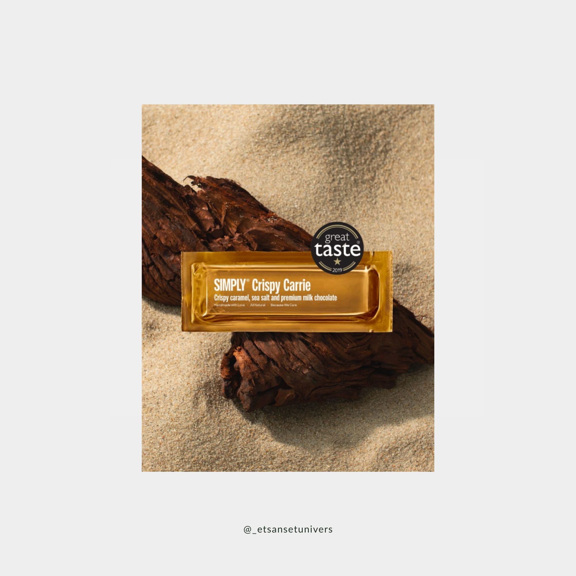 Simply® Crispy Carrie BAR på sand og træ baggrund med Great Taste Award UK – bedste smag 2019