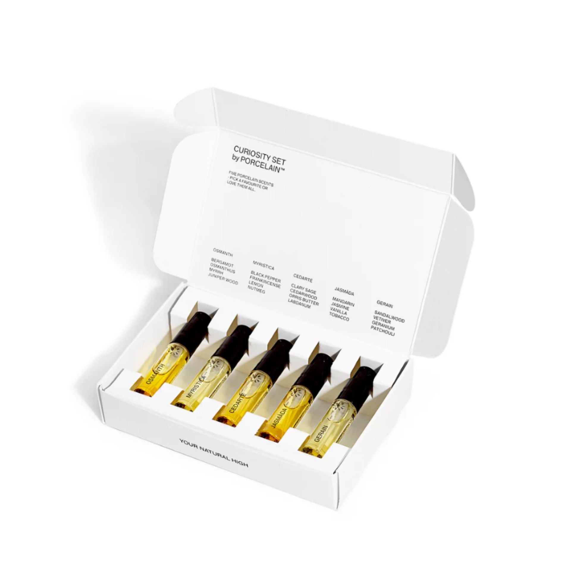 PORCELAIN Curiosity Set – åben æske med produktbeskrivelse og fem parfumeflakoner – Et Sanset Univers