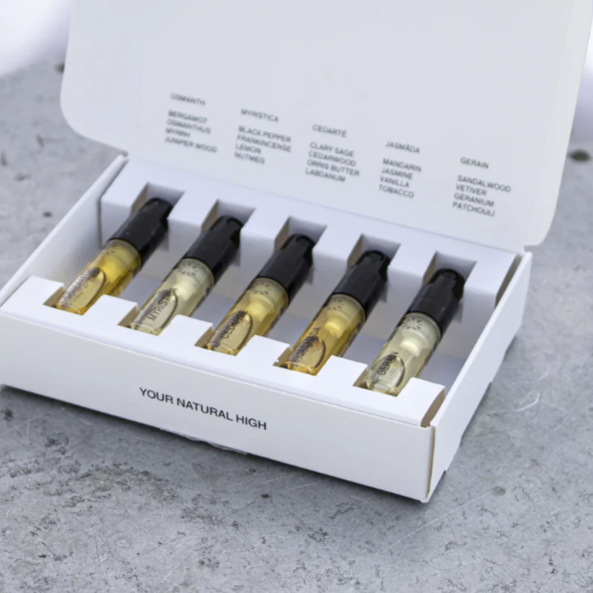 PORCELAIN Curiosity Set – fem naturlige parfumer stylet på marmor overflade – Et Sanset Univers