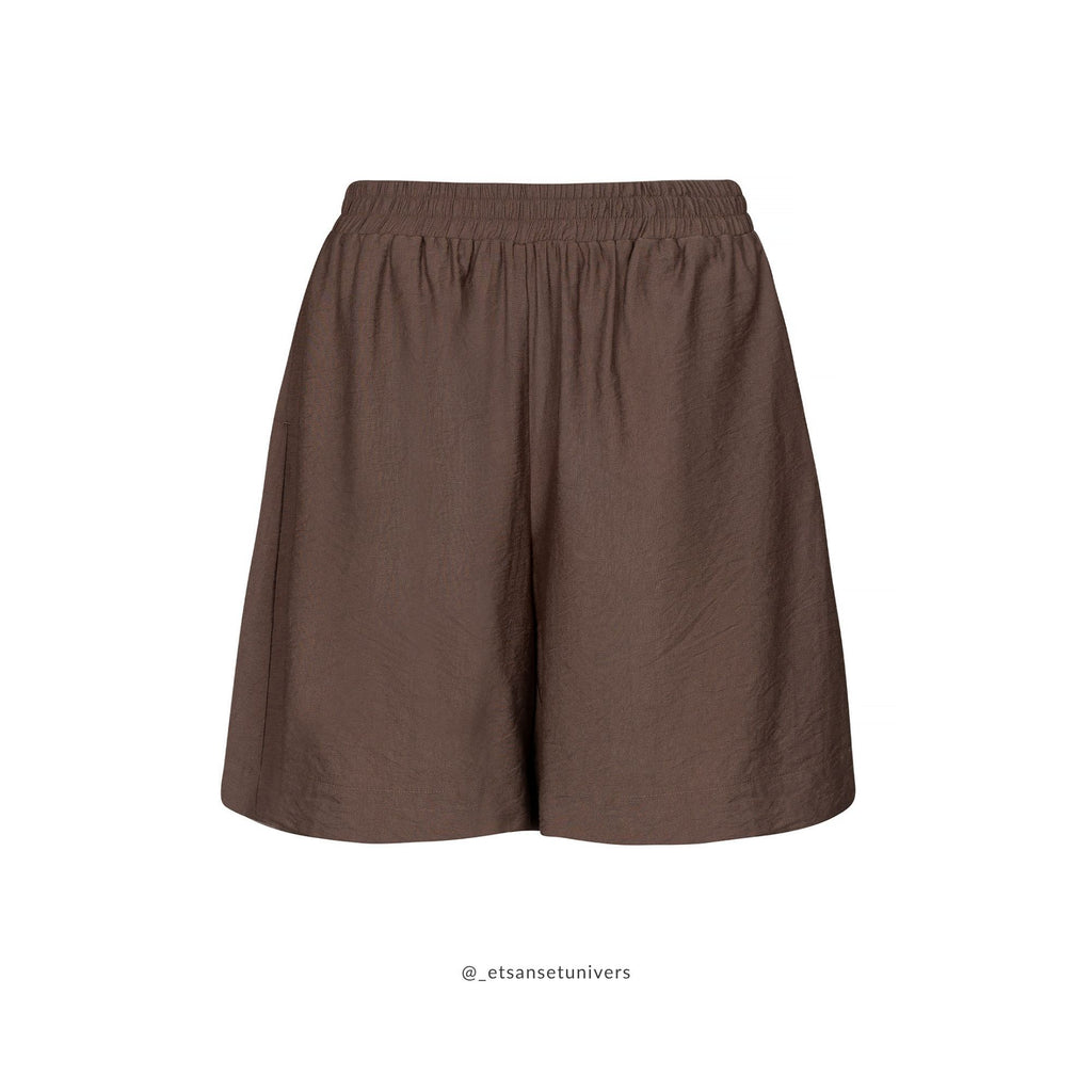 Eiluu Shorts i Chokolade brun – elegant og blød shorts med elastik i taljen og sidelommer, vist forfra - Et Sanset Univers