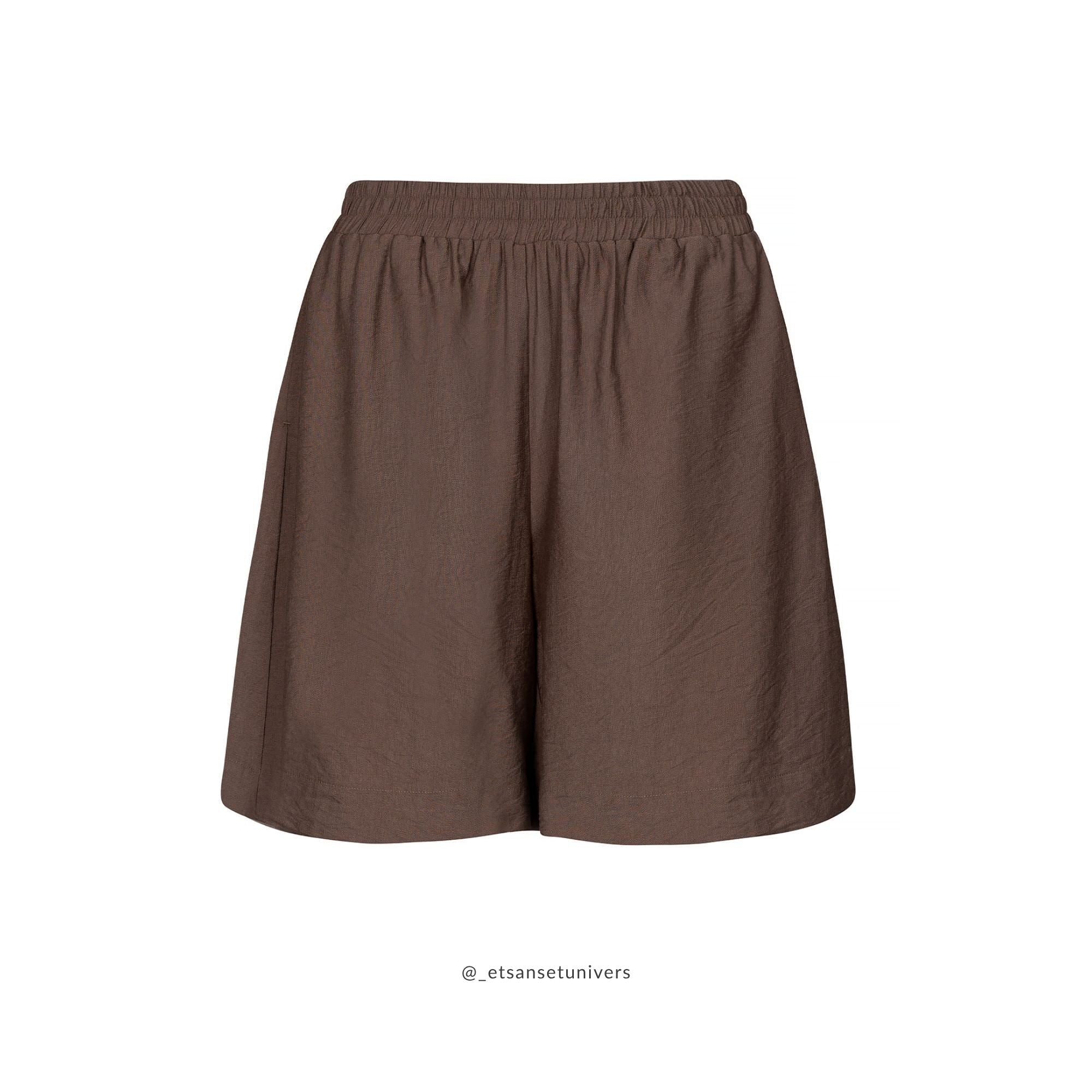 Eiluu Shorts i Chokolade brun – elegant og blød shorts med elastik i taljen og sidelommer, vist forfra - Et Sanset Univers