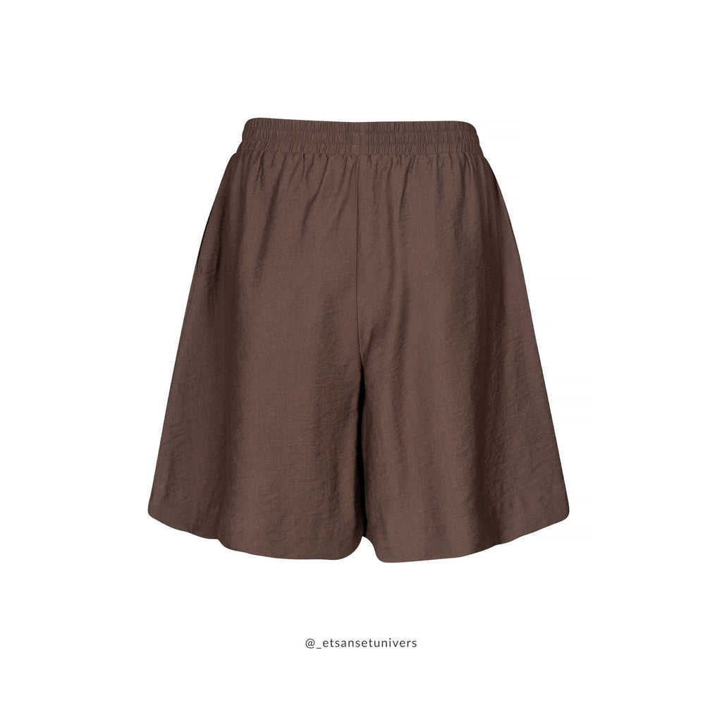 Eiluu Shorts i Chokolade brun – elegant og blød shorts med elastik i taljen og sidelommer, vist bagfra - Et Sanset Univers