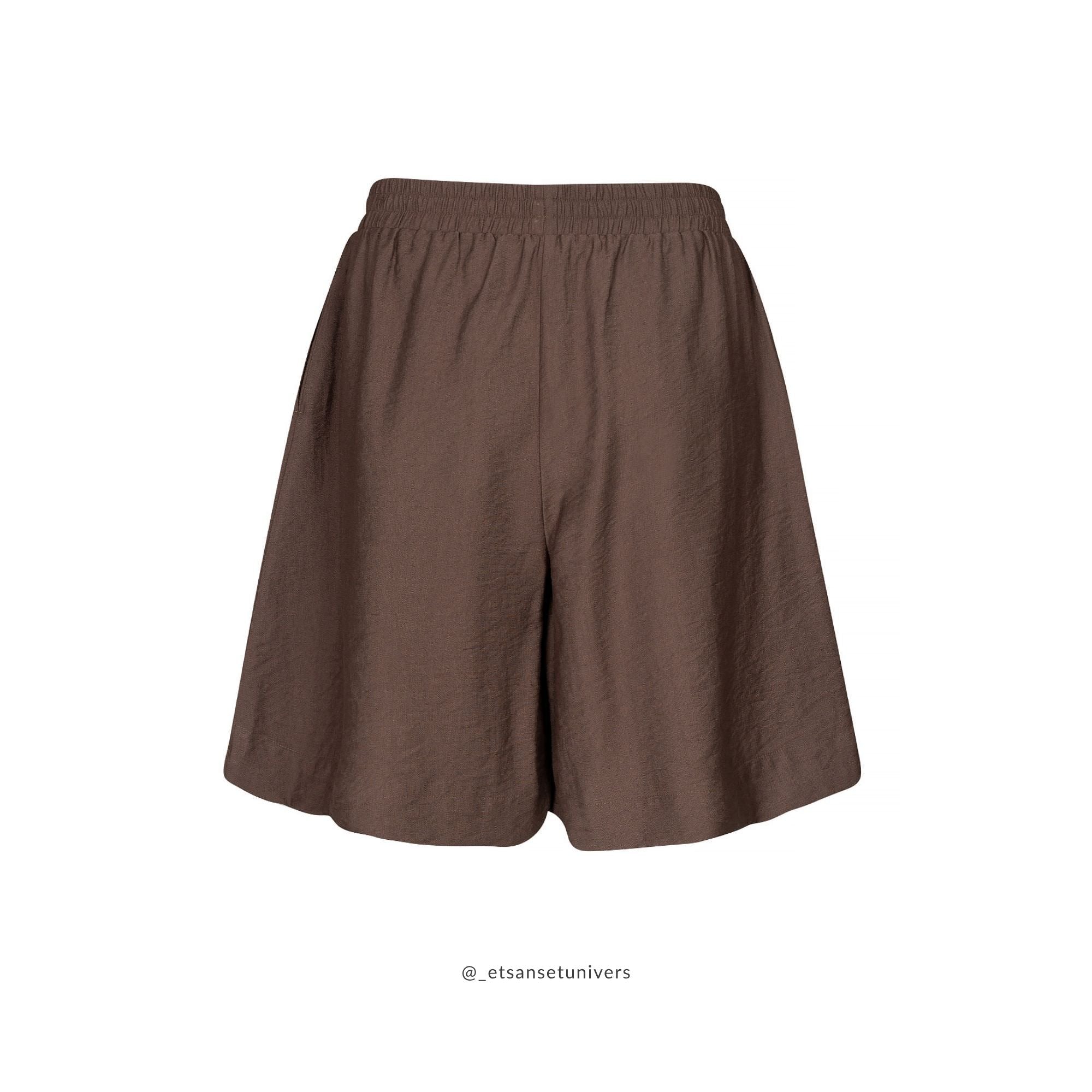Eiluu Shorts i Chokolade brun – elegant og blød shorts med elastik i taljen og sidelommer, vist bagfra - Et Sanset Univers