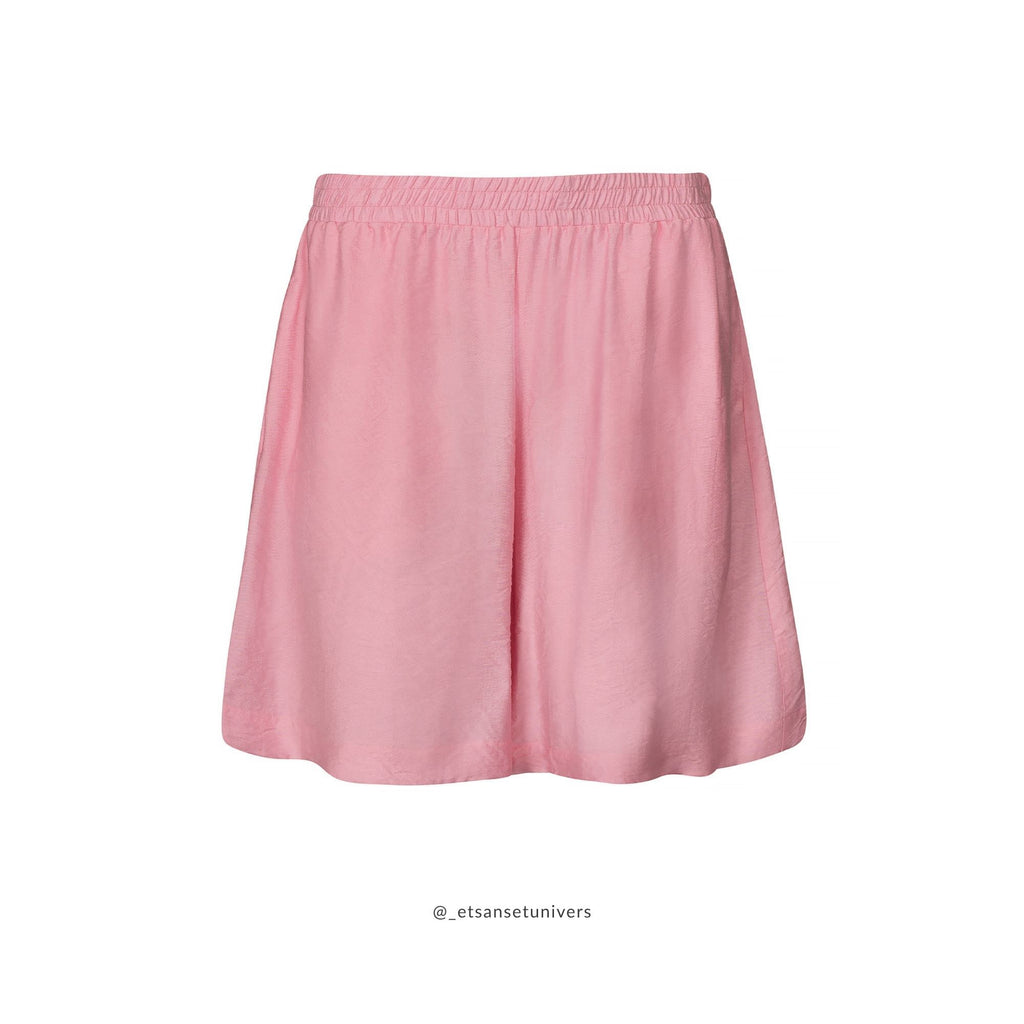 Eiluu Shorts i Hindbærskum pink – elegant og blød shorts med elastik i taljen og sidelommer, vist forfra - Et Sanset Univers