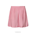 Eiluu Shorts i Hindbærskum pink – elegant og blød shorts med elastik i taljen og sidelommer, vist forfra - Et Sanset Univers