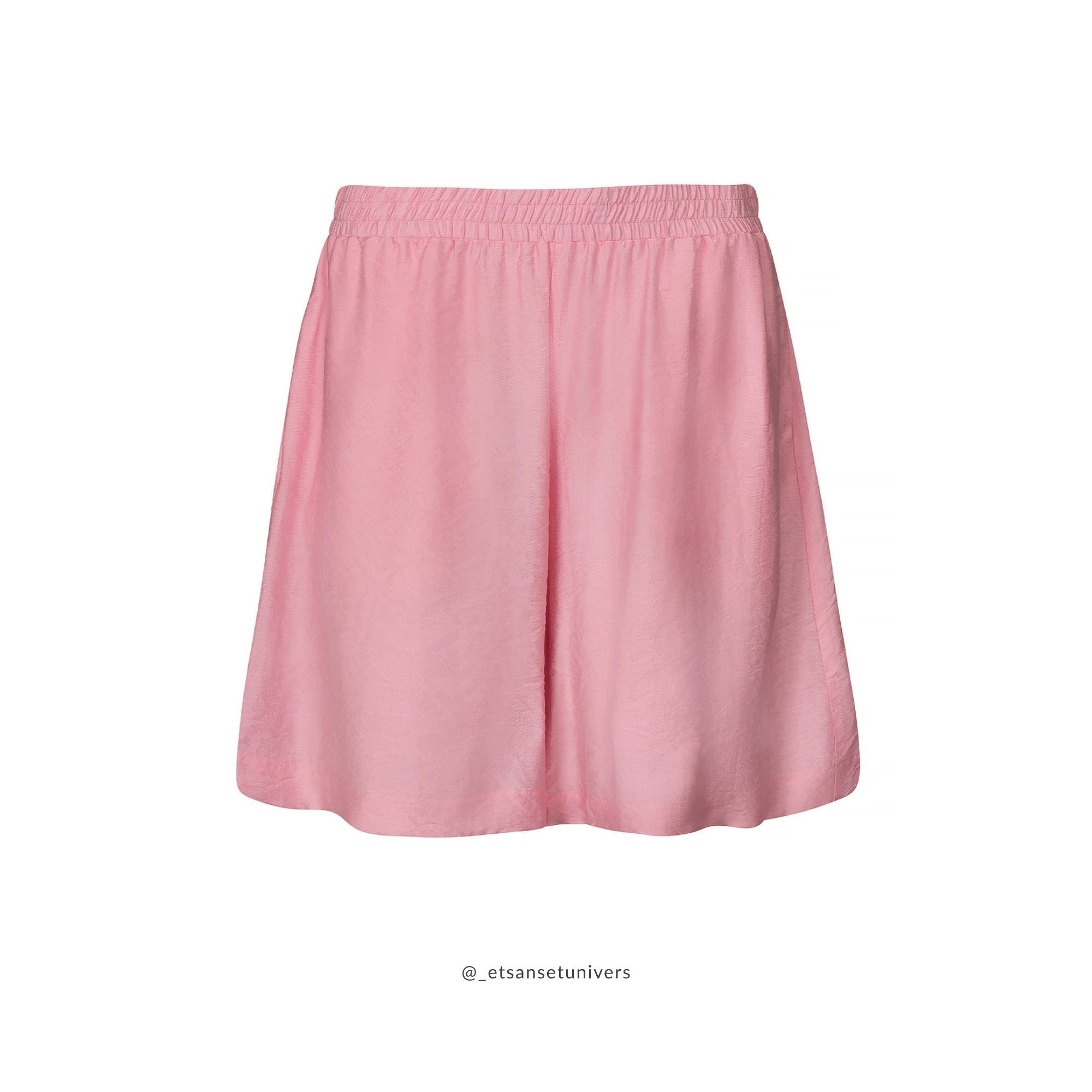 Eiluu Shorts i Hindbærskum pink – elegant og blød shorts med elastik i taljen og sidelommer, vist forfra - Et Sanset Univers