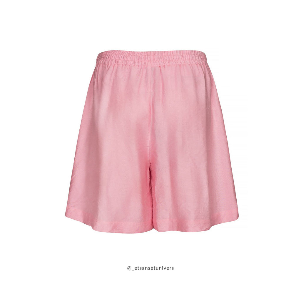 Eiluu Shorts i Hindbærskum pink – elegant og blød shorts med elastik i taljen og sidelommer, vist bagfra - Et Sanset Univers