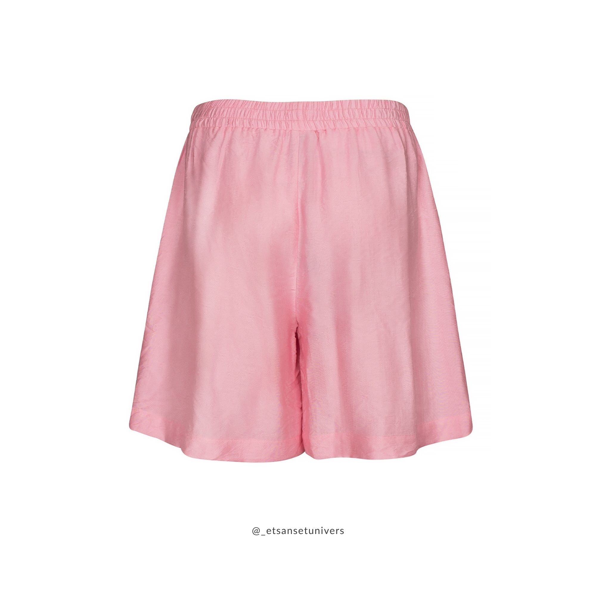 Eiluu Shorts i Hindbærskum pink – elegant og blød shorts med elastik i taljen og sidelommer, vist bagfra - Et Sanset Univers
