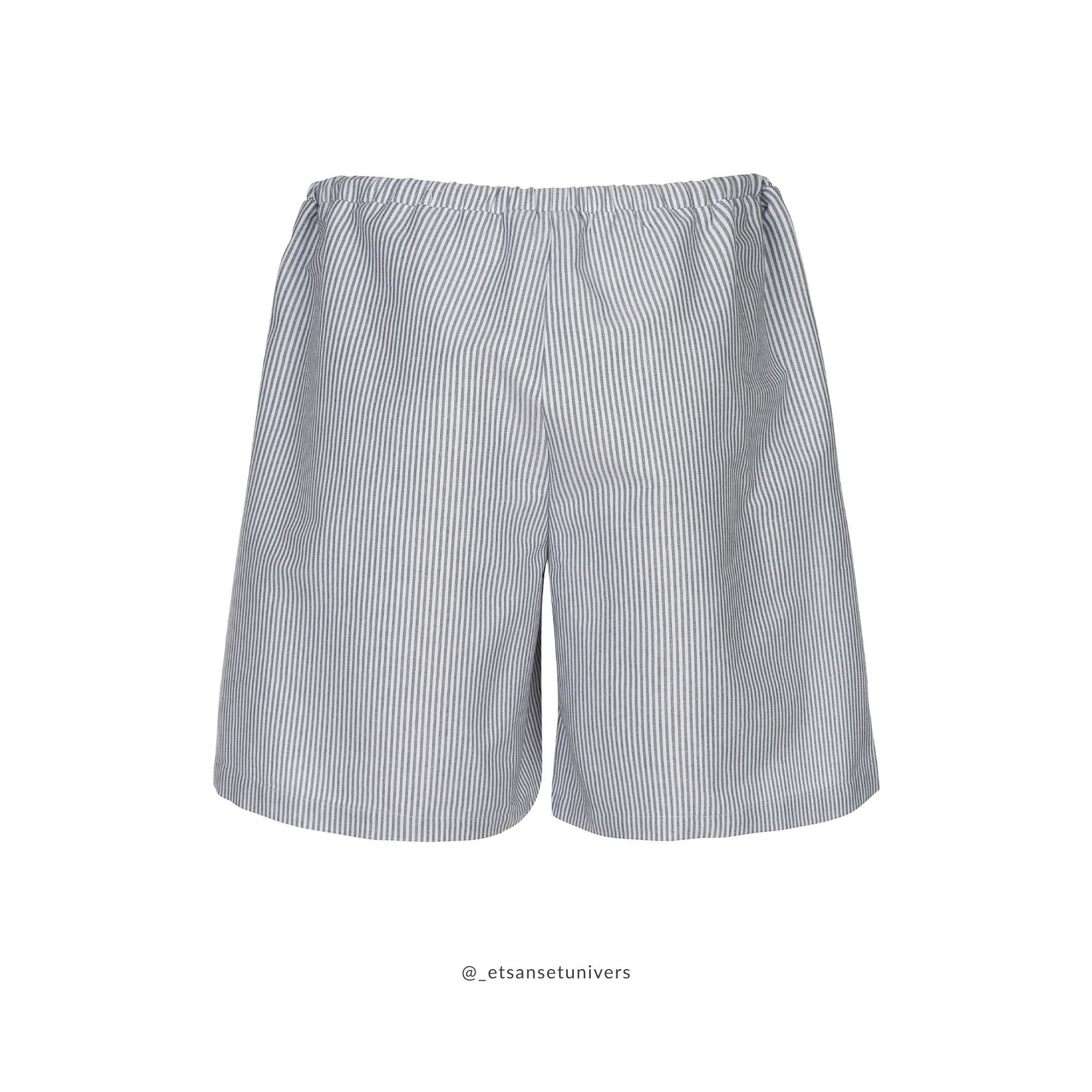 Elilisho Shorts i Black Pepper – klassisk sort/hvid stribet shorts med behageligt fit, vist bagfra - Et Sanset Univers