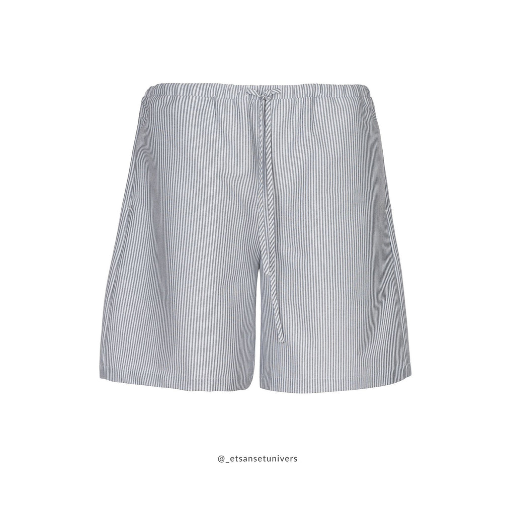 Elilisho Shorts i Black Pepper – klassisk sort/hvid stribet shorts med behageligt fit, vist forfra - Et Sanset Univers
