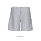 Elilisho Shorts i Black Pepper – klassisk sort/hvid stribet shorts med behageligt fit, vist forfra - Et Sanset Univers