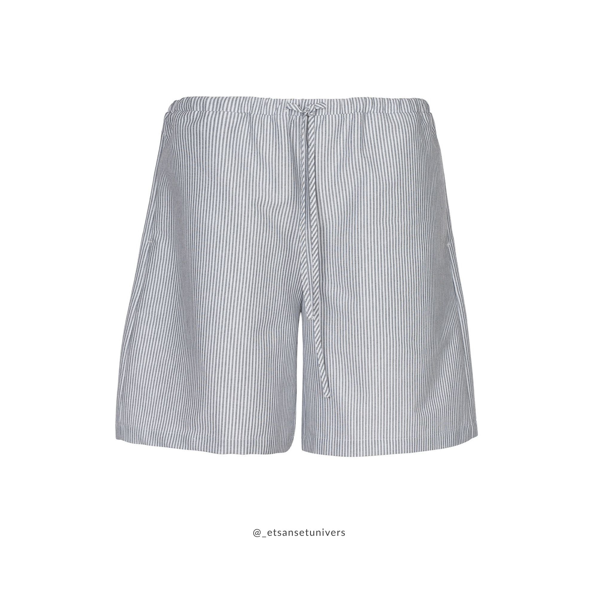 Elilisho Shorts i Black Pepper – klassisk sort/hvid stribet shorts med behageligt fit, vist forfra - Et Sanset Univers