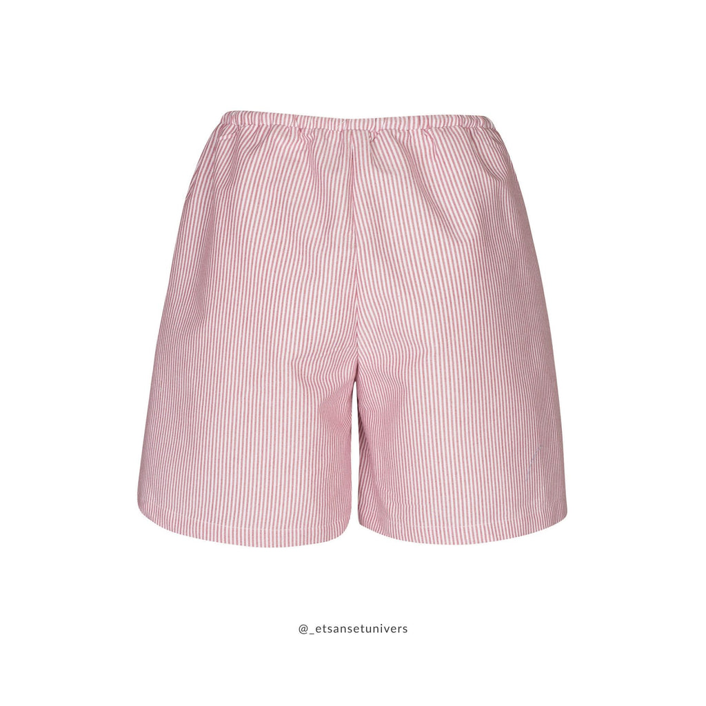 Elilisho Shorts i Bolche strib – klassisk rød/hvid stribet shorts med behageligt fit, vist bagfra - Et Sanset Univers