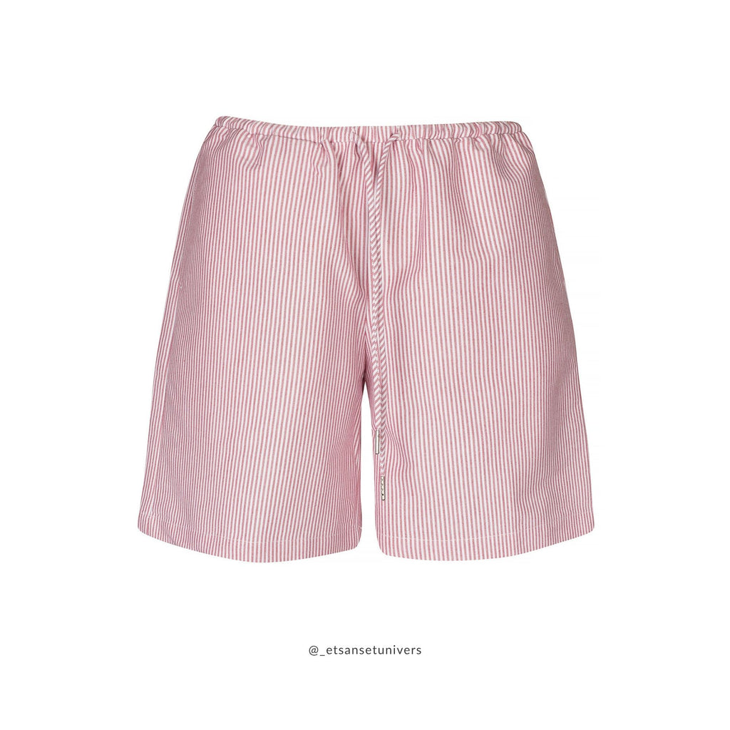 Elilisho Shorts i Bolche strib – klassisk rød/hvid stribet shorts med behageligt fit, vist forfra - Et Sanset Univers