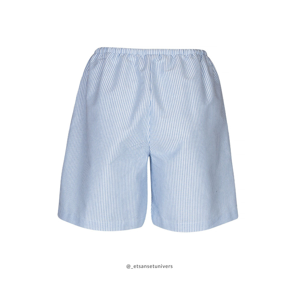 Elilisho Shorts i Palace Blue – klassisk blå/hvid stribet shorts med behageligt fit, vist bagfra - Et Sanset Univers