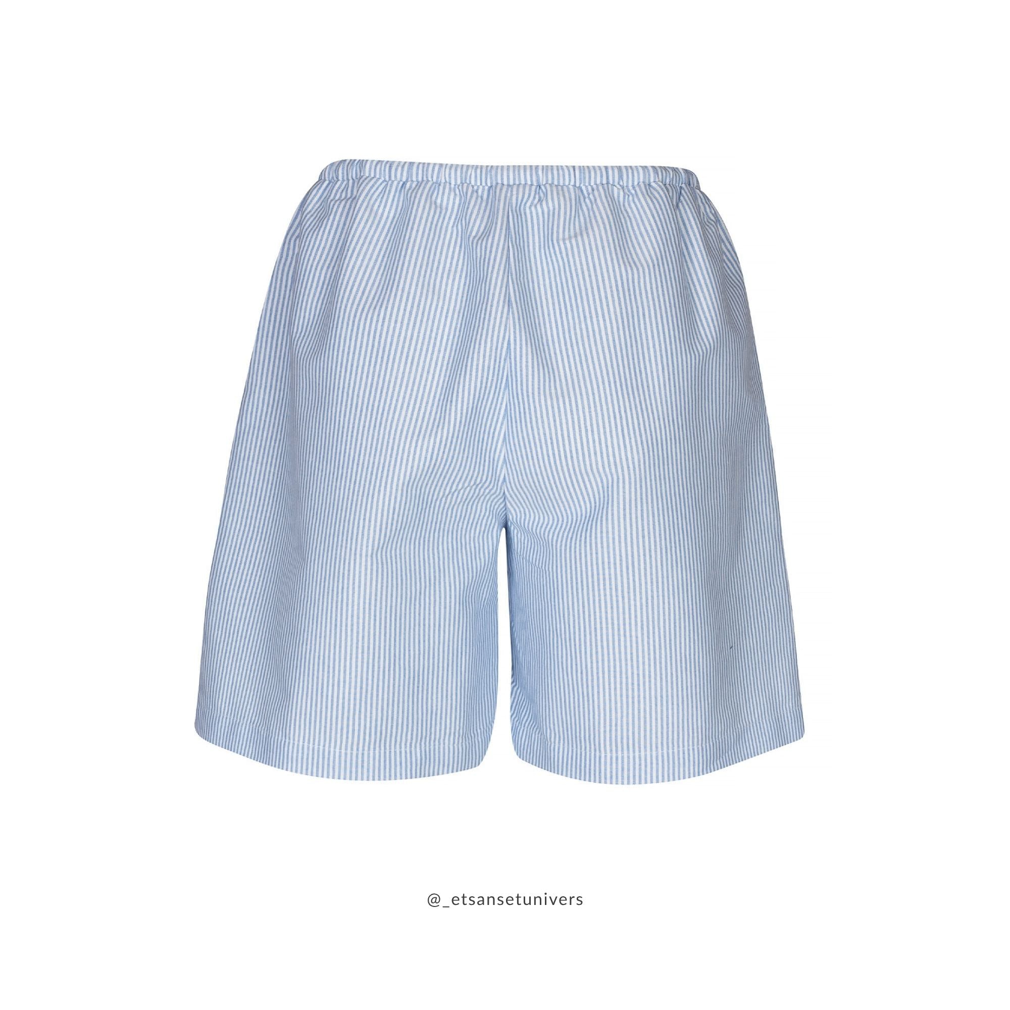 Elilisho Shorts i Palace Blue – klassisk blå/hvid stribet shorts med behageligt fit, vist bagfra - Et Sanset Univers