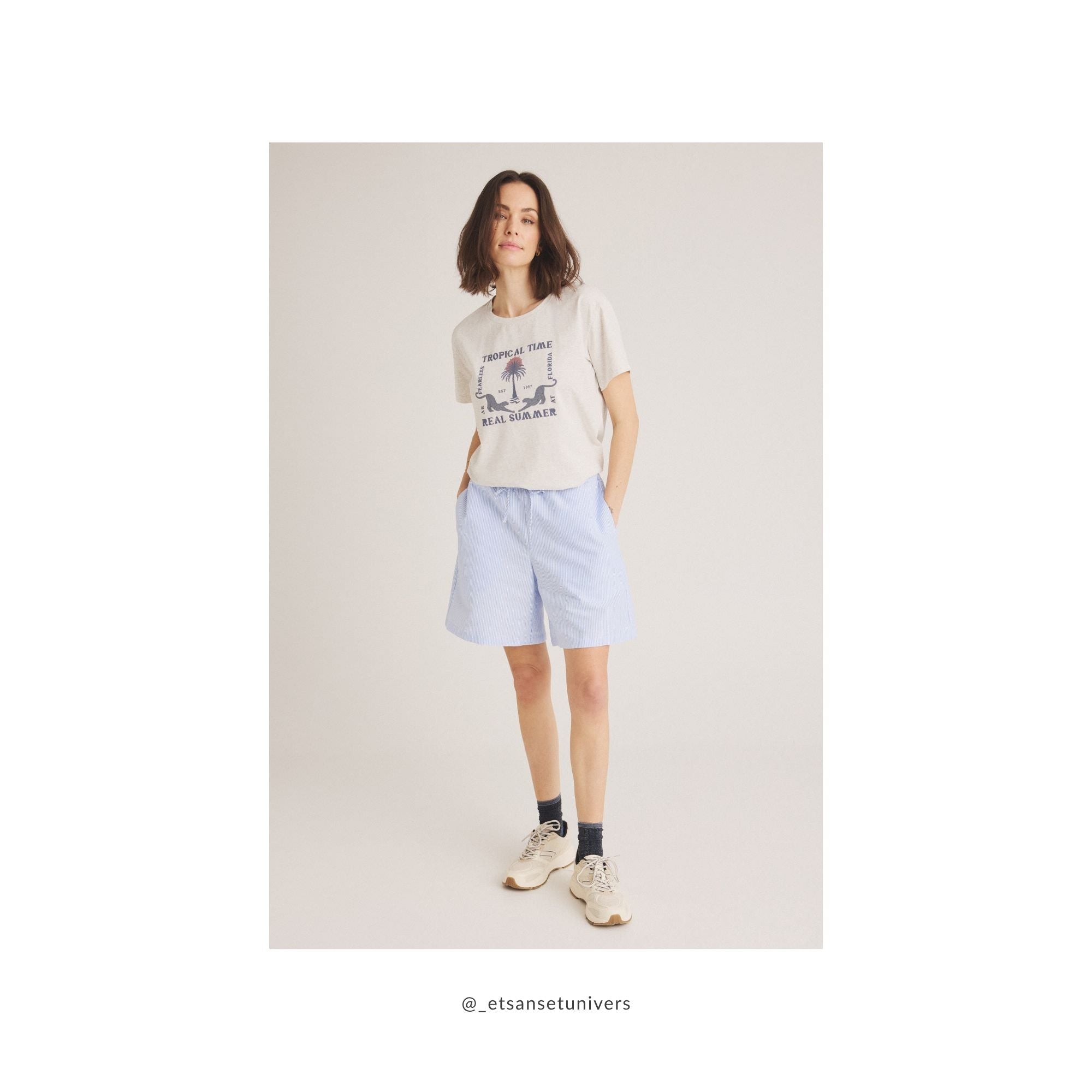 Elilisho Shorts i Palace Blue stylet med Troti t-shirt i lysgrå meleret – klassisk og afslappet sommerlook - Et Sanset Univers
