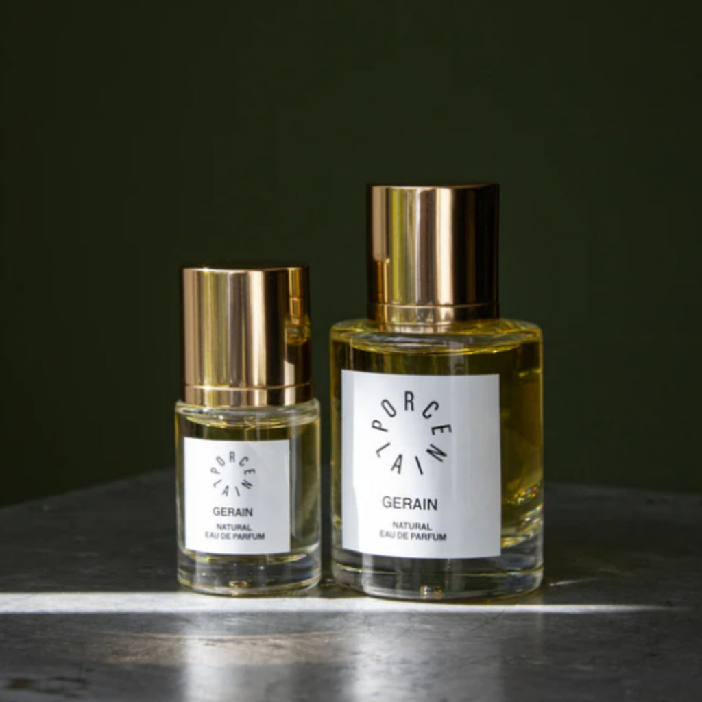 PORCELAIN Gerain No. 5 – to størrelser Gerain naturlig parfume med geranium og sandeltræ vist ved siden af hinanden – Et Sanset Univers