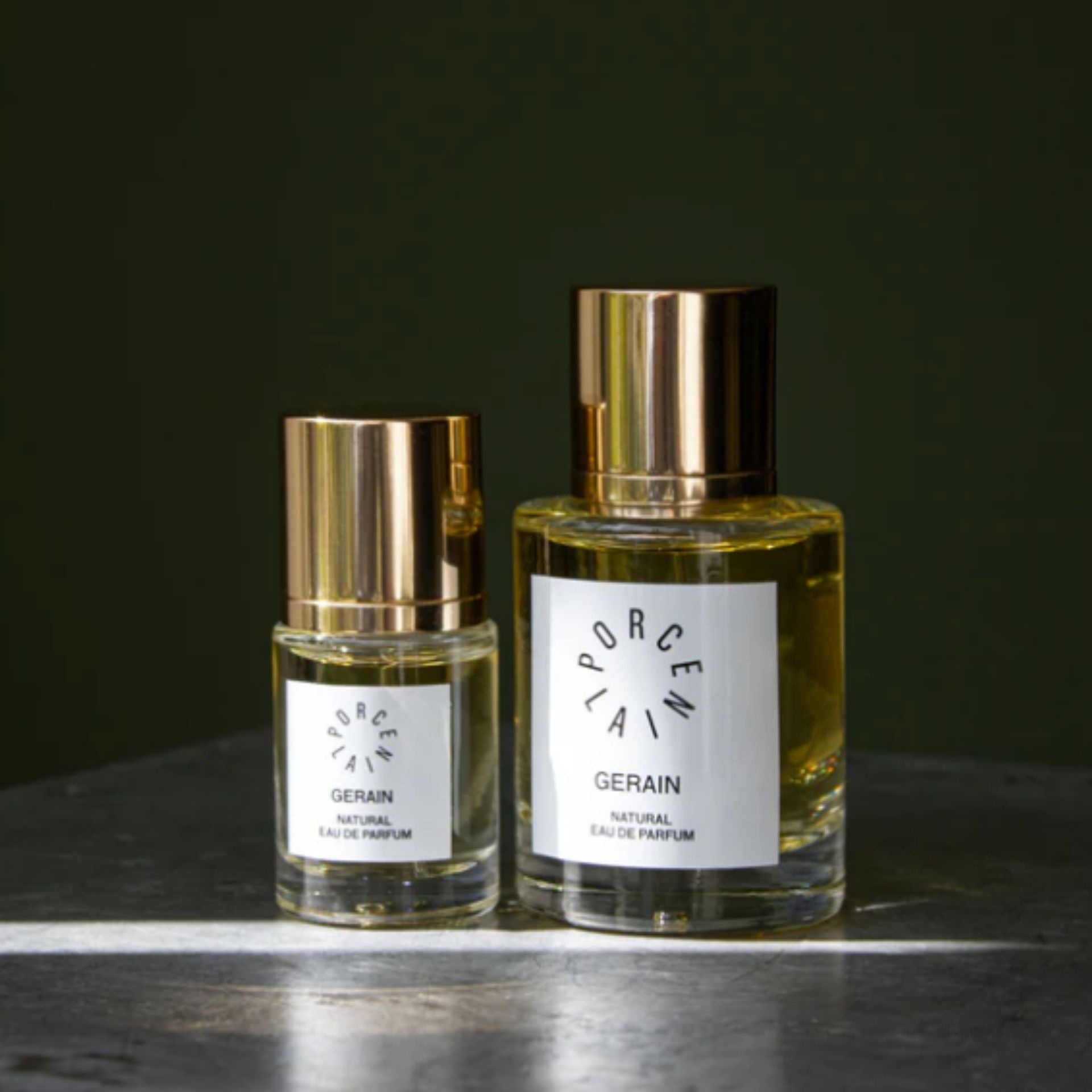 PORCELAIN Gerain No. 5 – to størrelser Gerain naturlig parfume med geranium og sandeltræ vist ved siden af hinanden – Et Sanset Univers