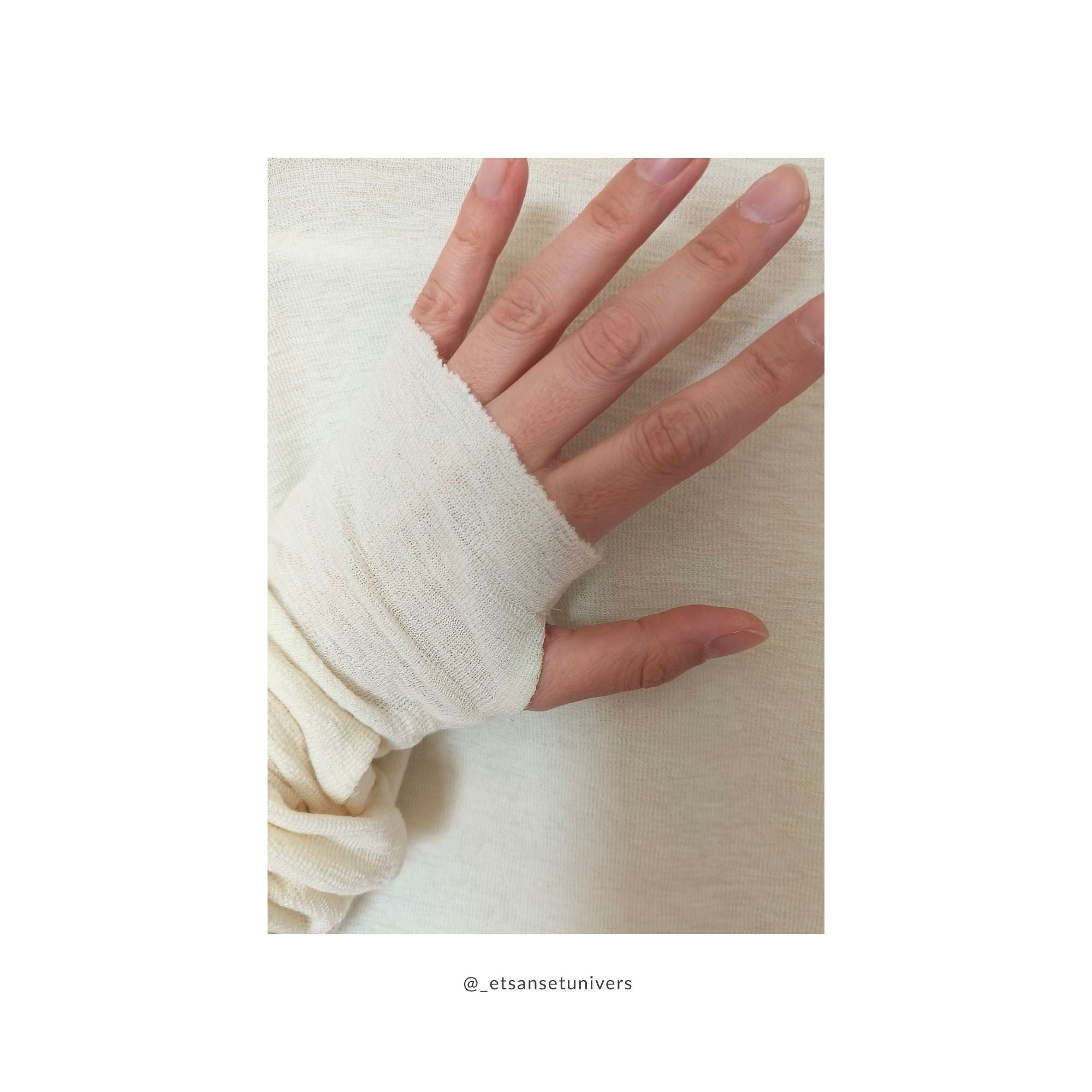 Merinould OEKO-TEX® bluse med høj slids i raw white – detalje med hul til tommelfingeren - Et Sanset Univers