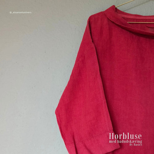 Linned OEKO-TEX® bluse med bådudskæring i farven earth red – close up - Et Sanset Univers